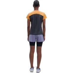 On Running On Performance-T Dames Hardloopshirt - Mango & Black -ON RUNNING Winkel on performance t women running shirt mango black 4 1297118