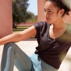 On Running On Active-T Flow Women T-Shirt - Pebble -ON RUNNING Winkel on running active t flow women t shirt pebble 07 858447