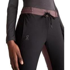 On Running Pants Dames Hardloop-Tights - Grape & Zwart -ON RUNNING Winkel on running pants women grape black 1 1568917