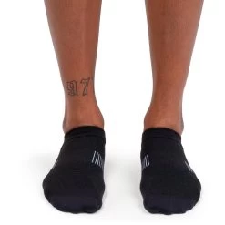 On Running On Ultralight Low Sock Women - Black & White -ON RUNNING Winkel on running ultralight low sock women black white 2 1264018