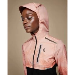 On Running On Weather Lumos Dames Hardloopjack - Woodrose & Black 9 On Running On Weather Lumos Dames Hardloopjack - Woodrose & Black -ON RUNNING Winkel on weather lumos laufjacke damen woodrose 4 1558289