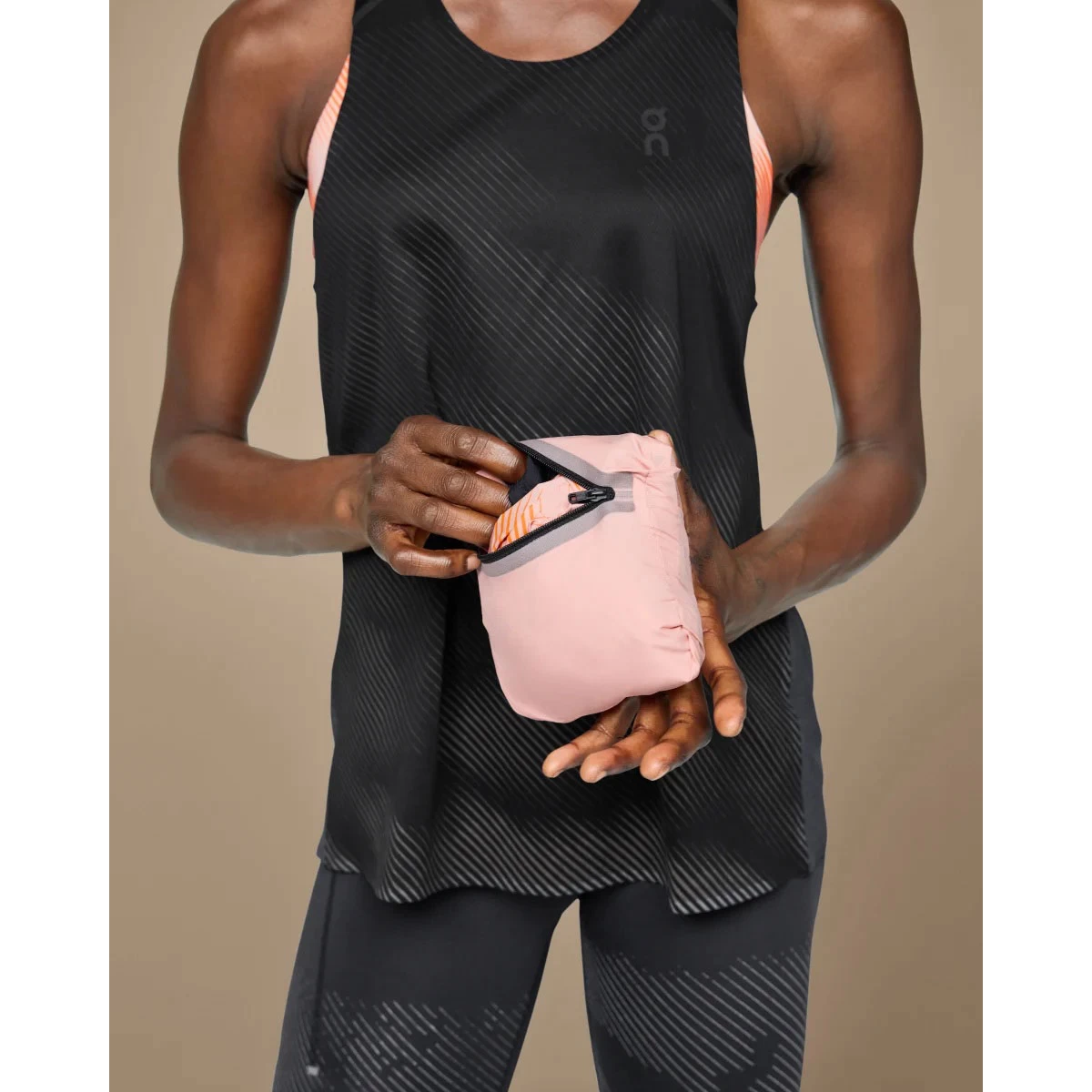 On Running On Weather Lumos Dames Hardloopjack - Woodrose & Black 5 On Running On Weather Lumos Dames Hardloopjack - Woodrose & Black - Afbeelding 5