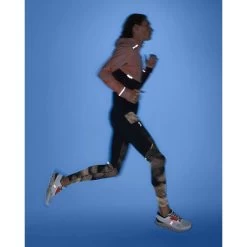 On Running On Weather Jacket Lumos Hardloopjack - Woodrose & Black -ON RUNNING Winkel on weather lumos laufjacke woodrose 5 1558294